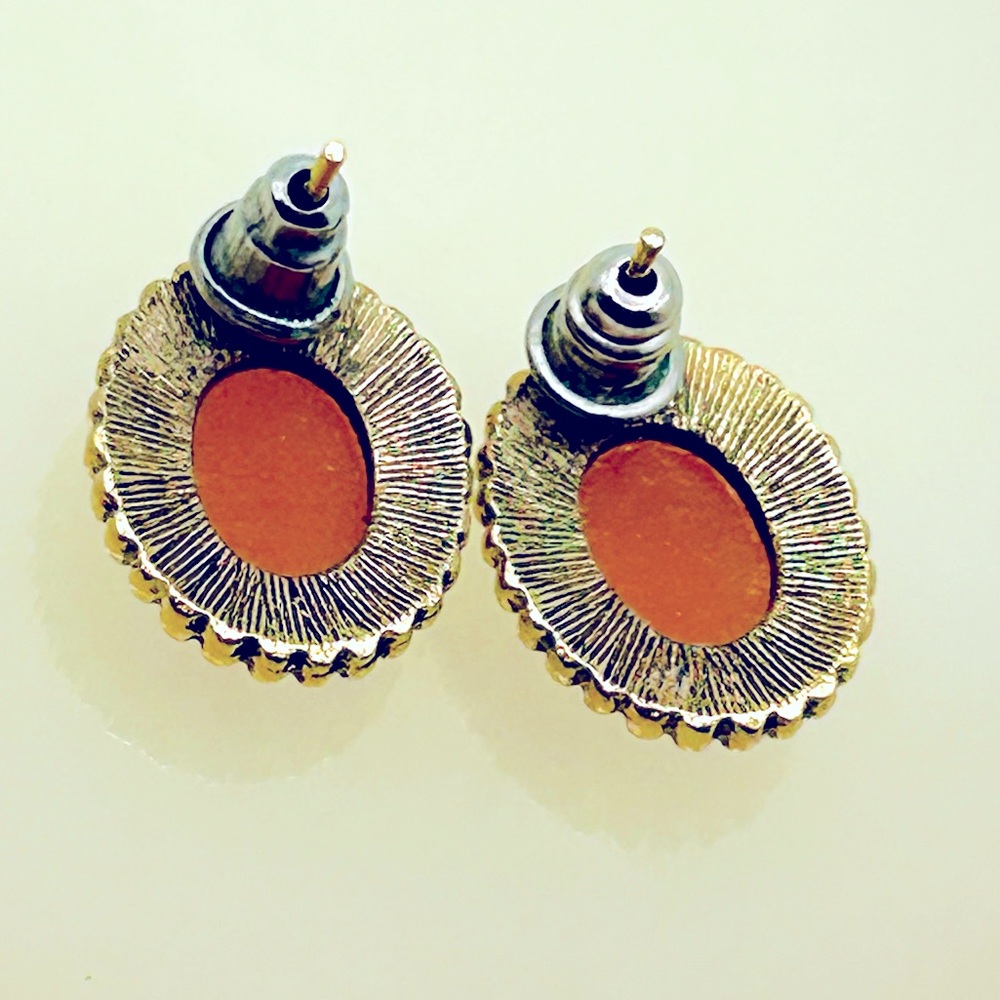 Vintage Small Cameo Stud Earrings - Picture 3 of 4